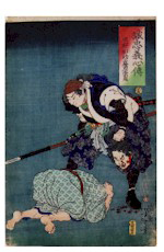 #31 Hayano Wasuke Fujiwara no Tsuneshige (Kayano Wasuke) holding a severed head, a servent lying in front of him.
